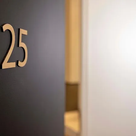 Le 5 Particulier Hotel 4*