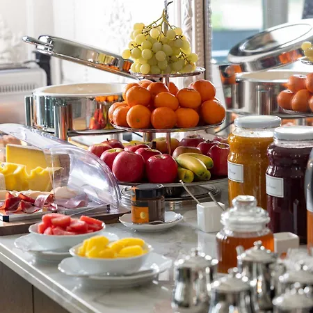 Le 5 Particulier Hotel 4*