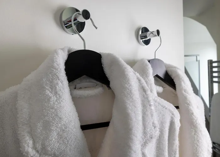 Le 5 Particulier Hotel 4*