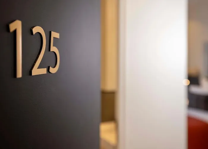 Le 5 Particulier Hotel 4*