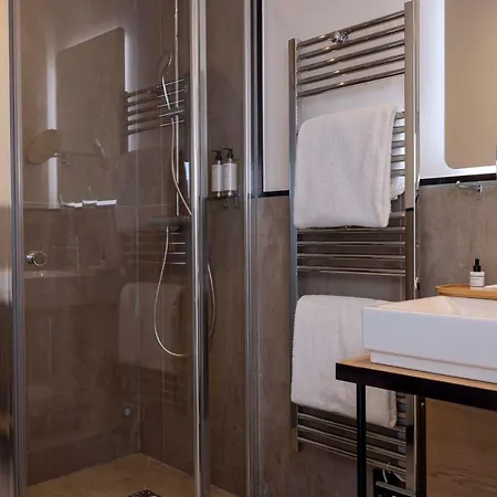 Le 5 Particulier Hotel 4*