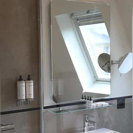 Le 5 Particulier Hotel
